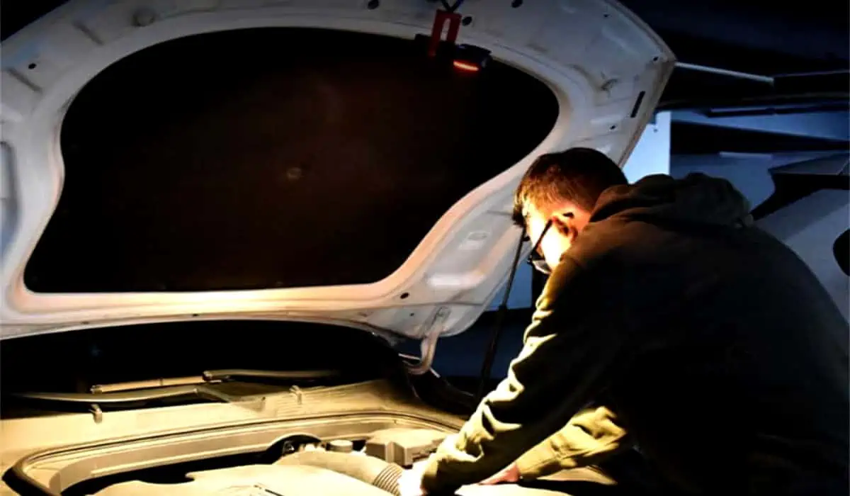 Travailleurs avec baladeuse LED magnétique