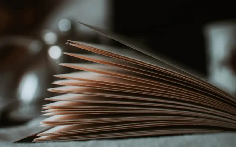 Livre ouvert - lampe de lecture au lit