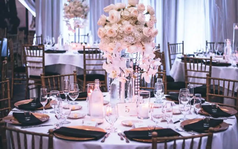 Table à manger décorée pour une occasion