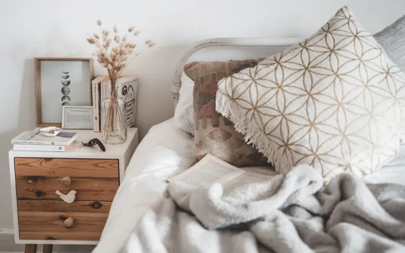 Table de chevet pour lampe dorée