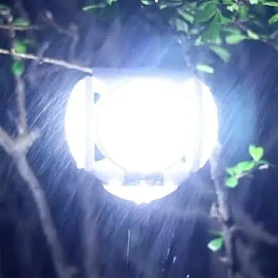 Lampe solaire Quebra fermée et allumée