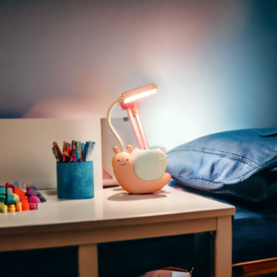 Lampe Carola posée prés du lit