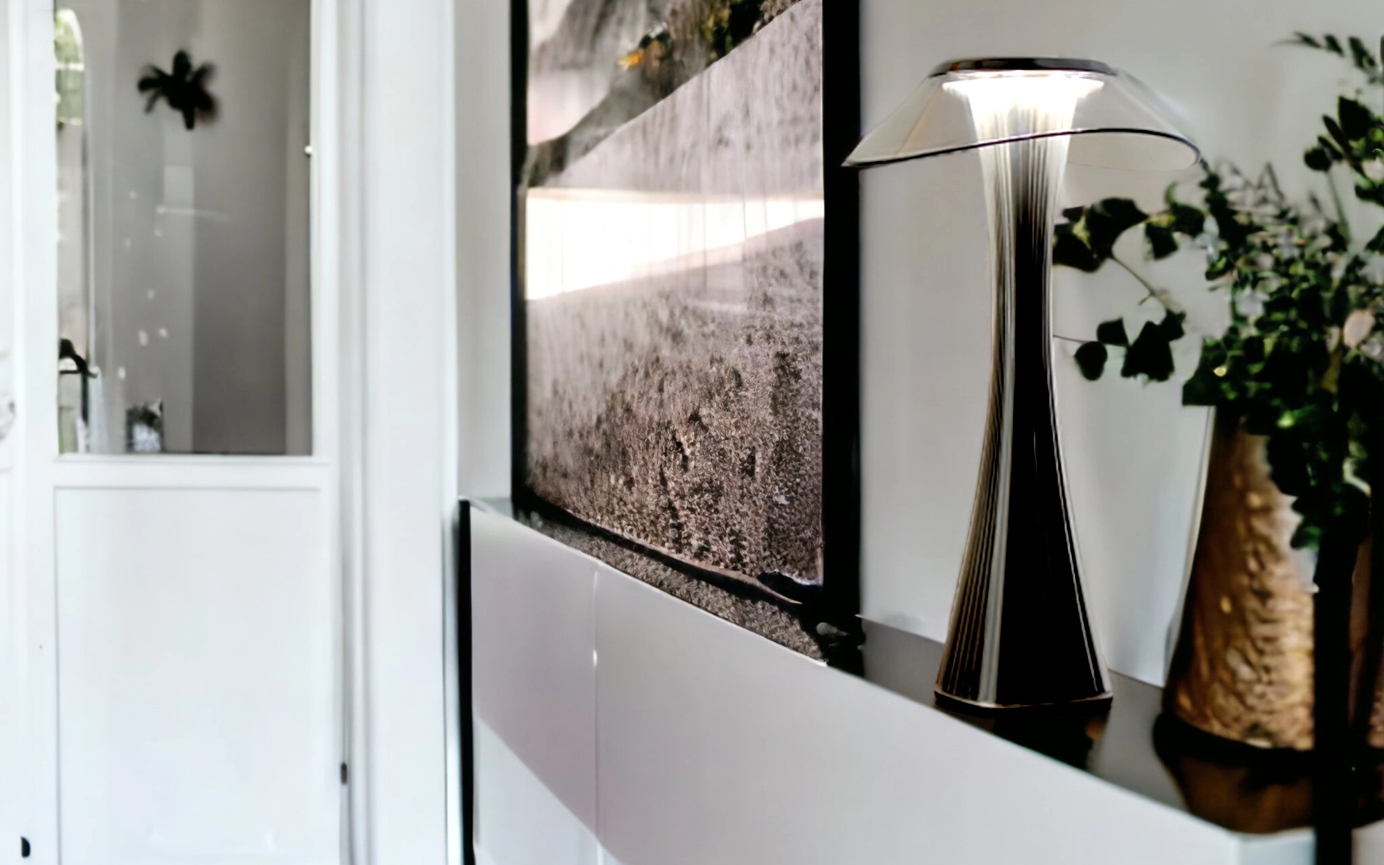 lampe sans fil BlackTower sur console noire