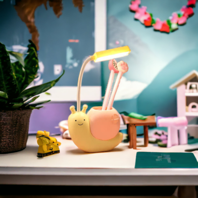 Lampe de bureau jaune Carola allumée sur un bureau