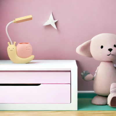 Lampe de bureau jaune Carola sur fond rose