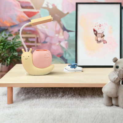 Lampe Carola posée sur une table basse dans une chambre