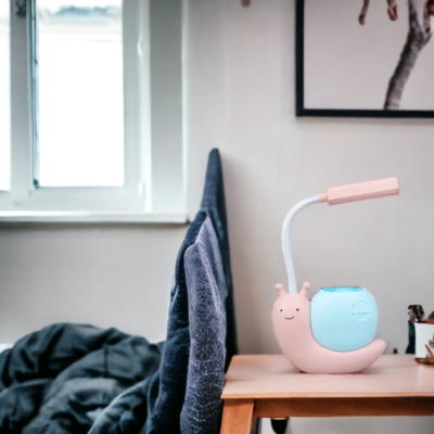 Lampe rose Carola posée sur un bureau neutre