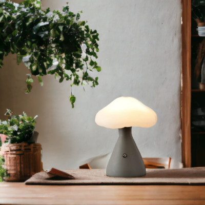 Lampe rechargeable grise Champi-cloud sur table à manger