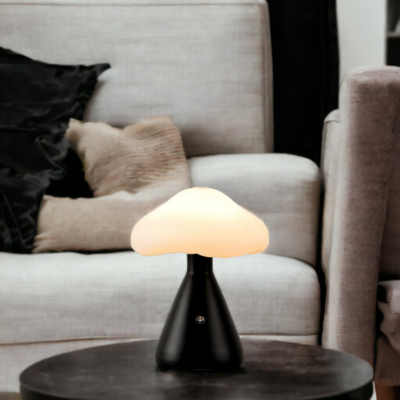 Lampe noire Champi-cloud-5 sur table basse