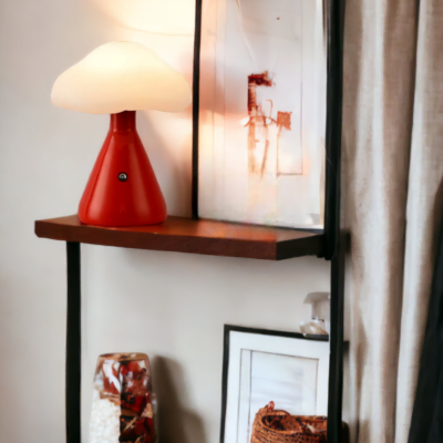 Lampe Champi-cloud sur une étagère