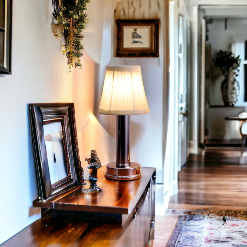 La lampe de table sans fil Velia reprend sa note classique dans un interieur traditionnel qui se modernise