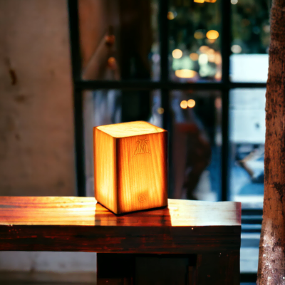 Lampe Bjorli devant une cheminée