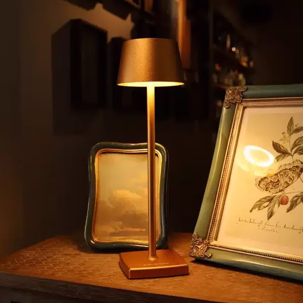 Lampe-de-chevet-rechargeable-or-Coffee-1.webp Lampe de table sans fil or Coffee