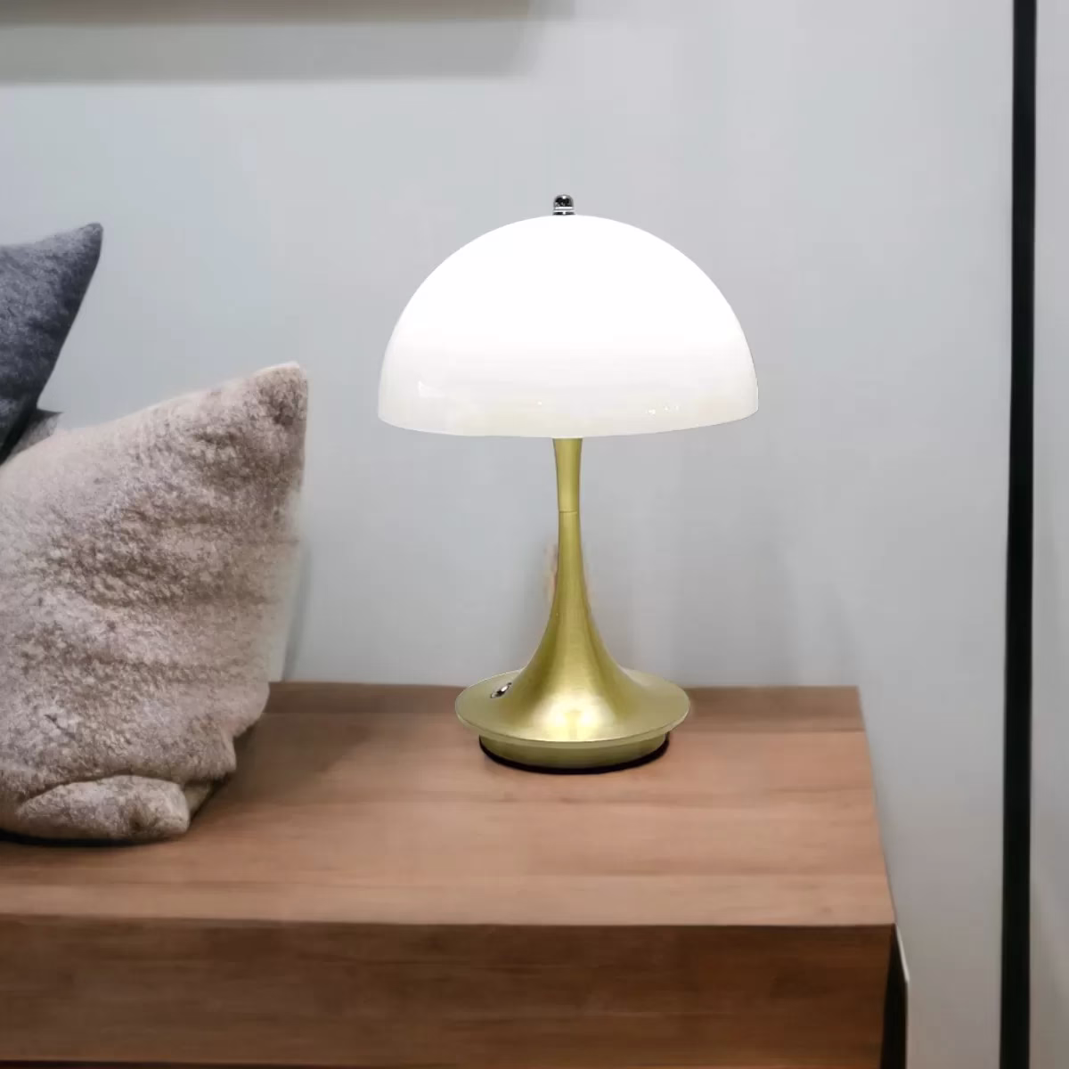 Lampe-de-table-sans-fil-LED-doree-Lina-4_1.webp Lampe-de-table-sans-fil-LED-doree-Lina-4_1.webp