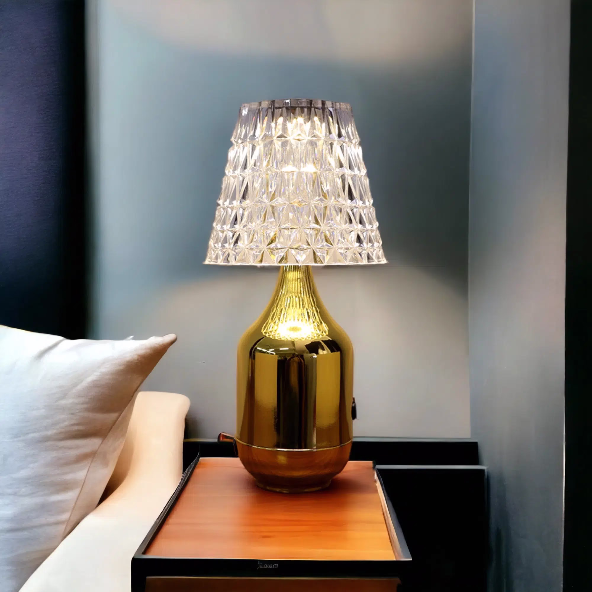 Lampe-de-table-sans-fil-rechargeable-USB-or-Livia-4.webp Lampe de table sans fil rechargeable USB or Livia – Image 1