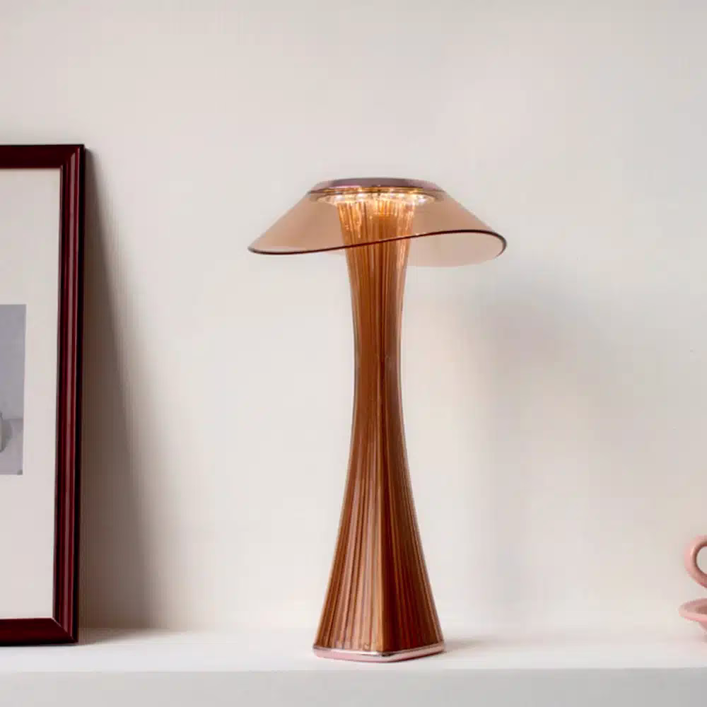 Lampe-doree-goldentower-sur-etagere.webp Lampe de table dorée design GoldenTower – Image 1