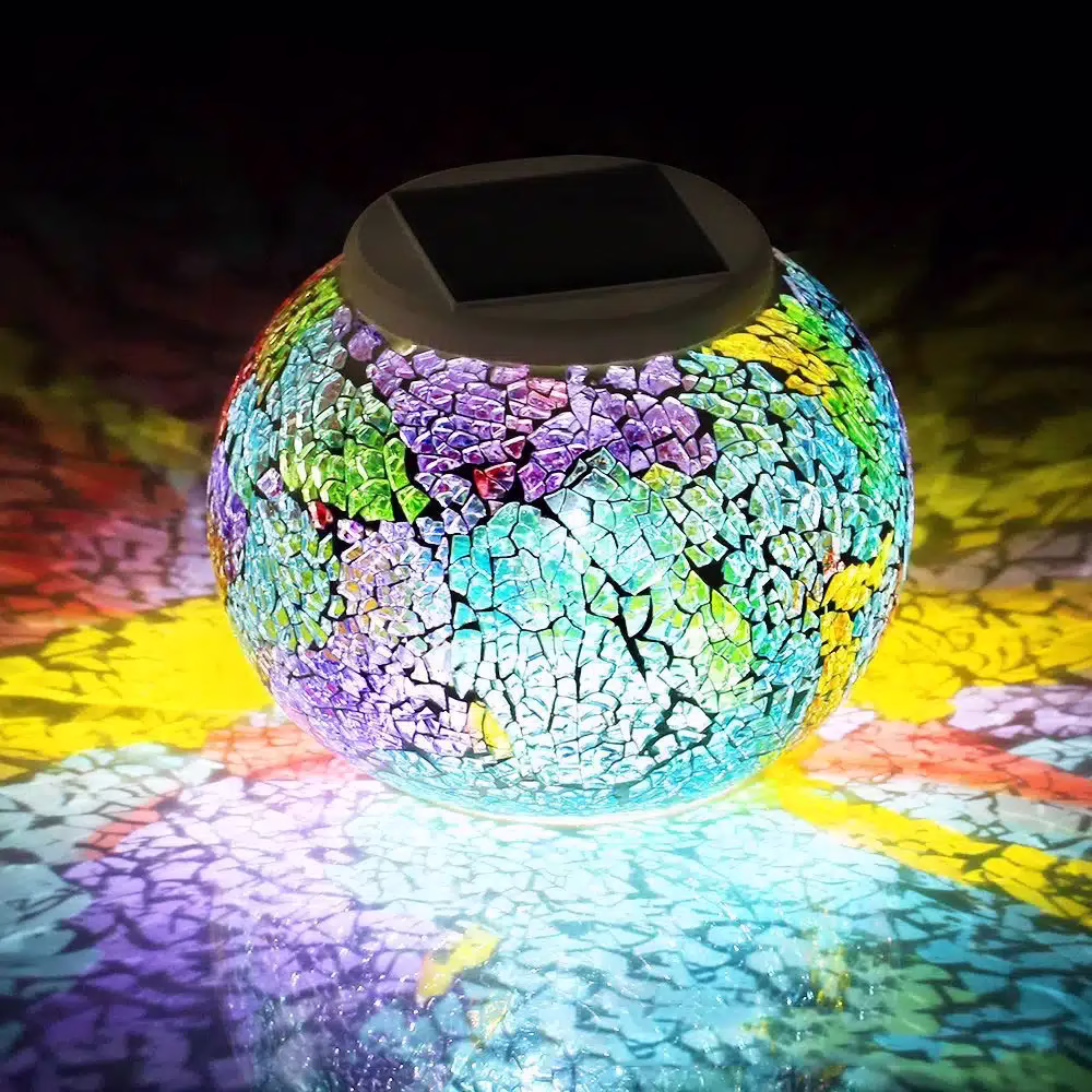 Lampe-solaire-a-poser-mosaique-allumee-1.webp Lampe solaire à poser mosaïque Crazed – Image 1