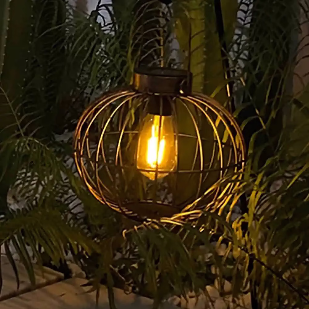 Lampe-solaire-a-suspendre-boule-fer-Gouldi-1.webp Lampe solaire à suspendre boule fer Gouldi – Image 1