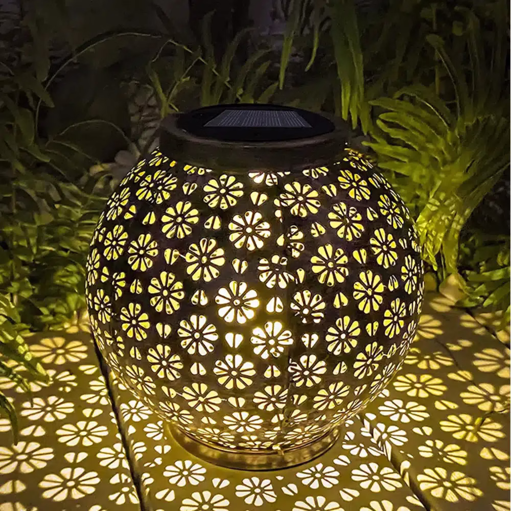 Lampe-solaire-decorative-motif-fleur-allumee-face.webp Lampe solaire décorative motif fleur Soara – Image 1