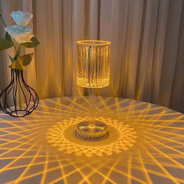 Veilleuse-nuit-rechargeable-crystal-or-Diamond-1.webp Lampe de table sans fil or Diamond