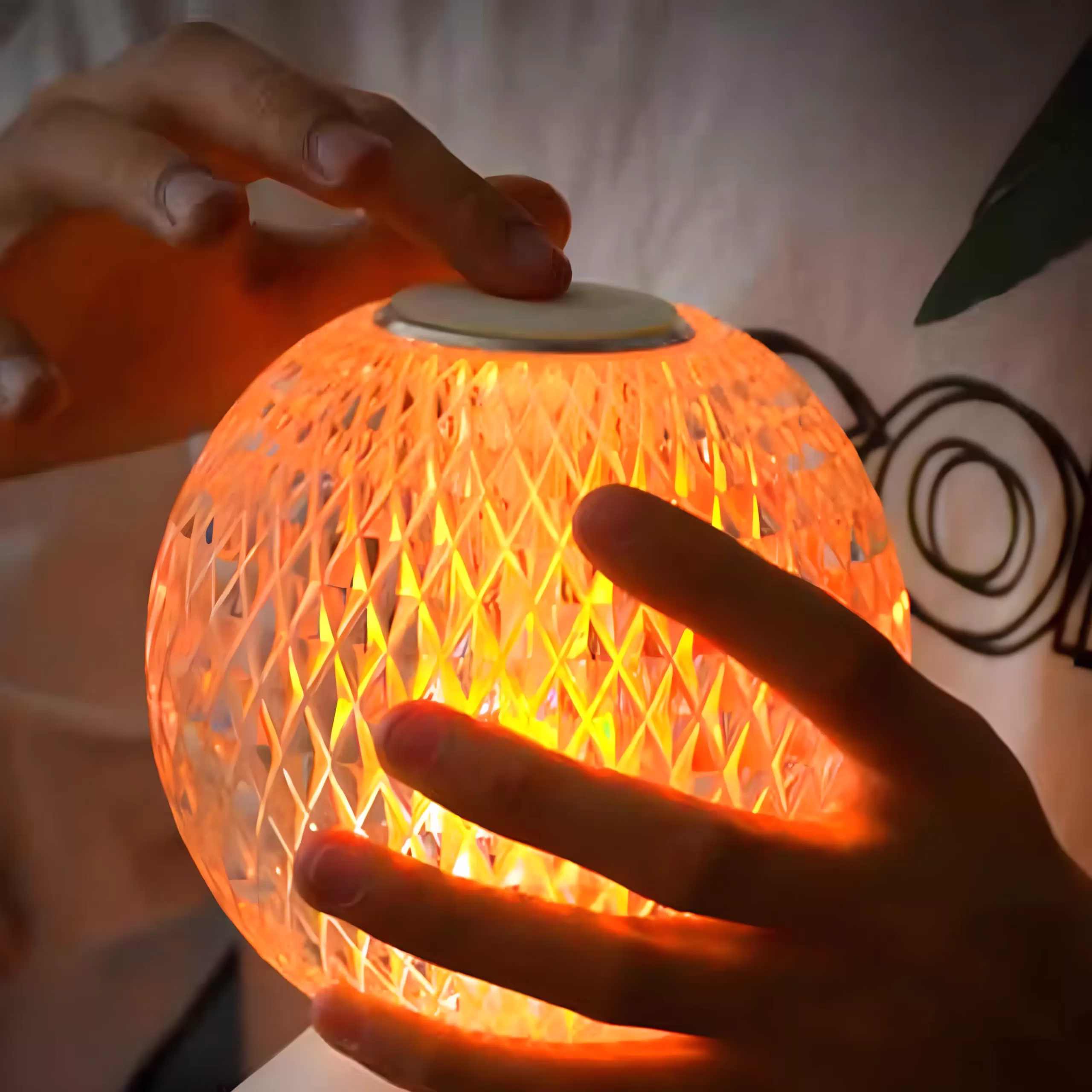 Veilleuse-rechargeable-crystal-LED-2-scaled-scaled-2.webp Lampe LED sans fil rechargeable USB Venusia – Image 1