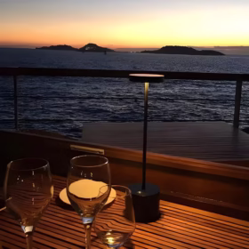 Lampe de table design noire Moderna