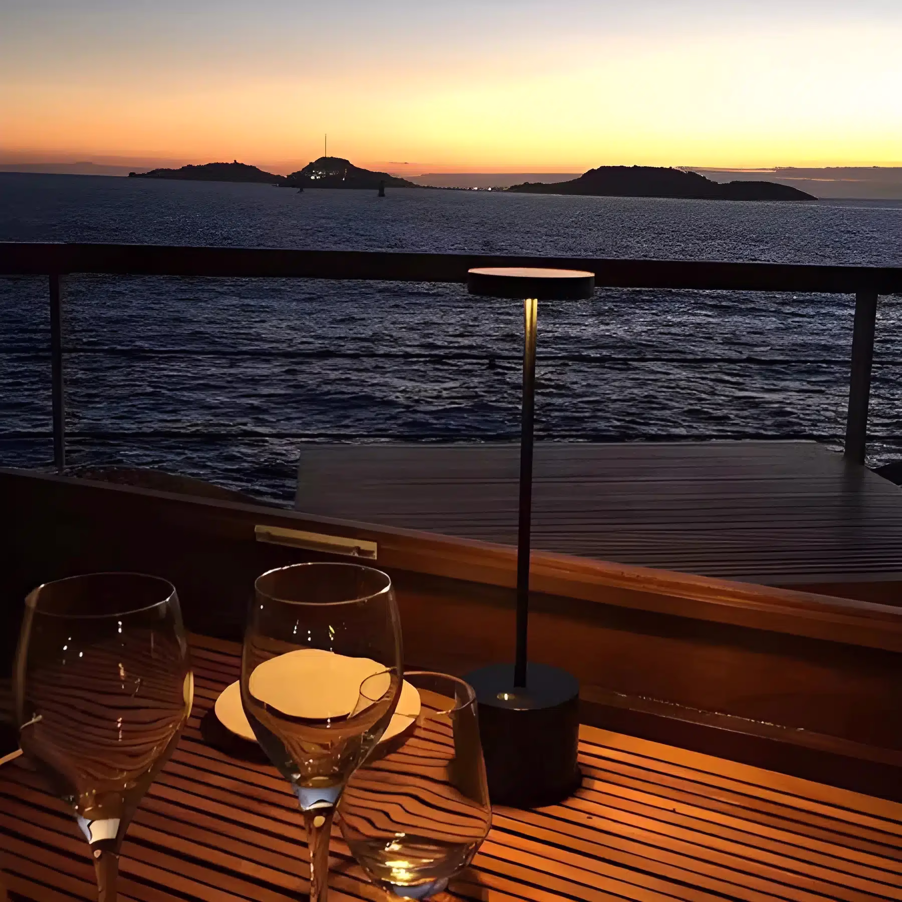 lampe-moderna-noire-table.webp Lampe de table design noire Moderna – Image 1